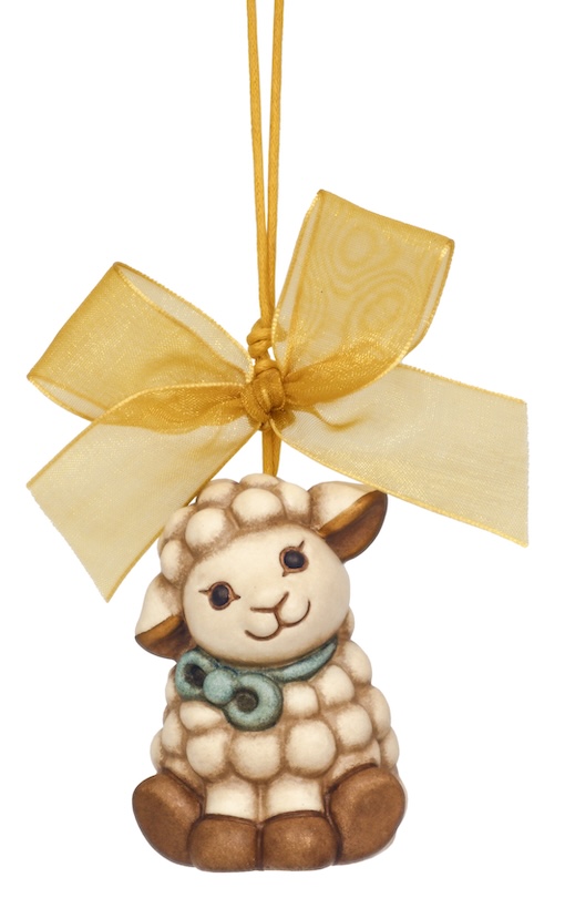 Addobbo agnellino Nelly in ceramica Sorprese di Pasqua. Misura L 4 x P 3,8 x H 5,4 cm. Prezzo 18,90 euro.